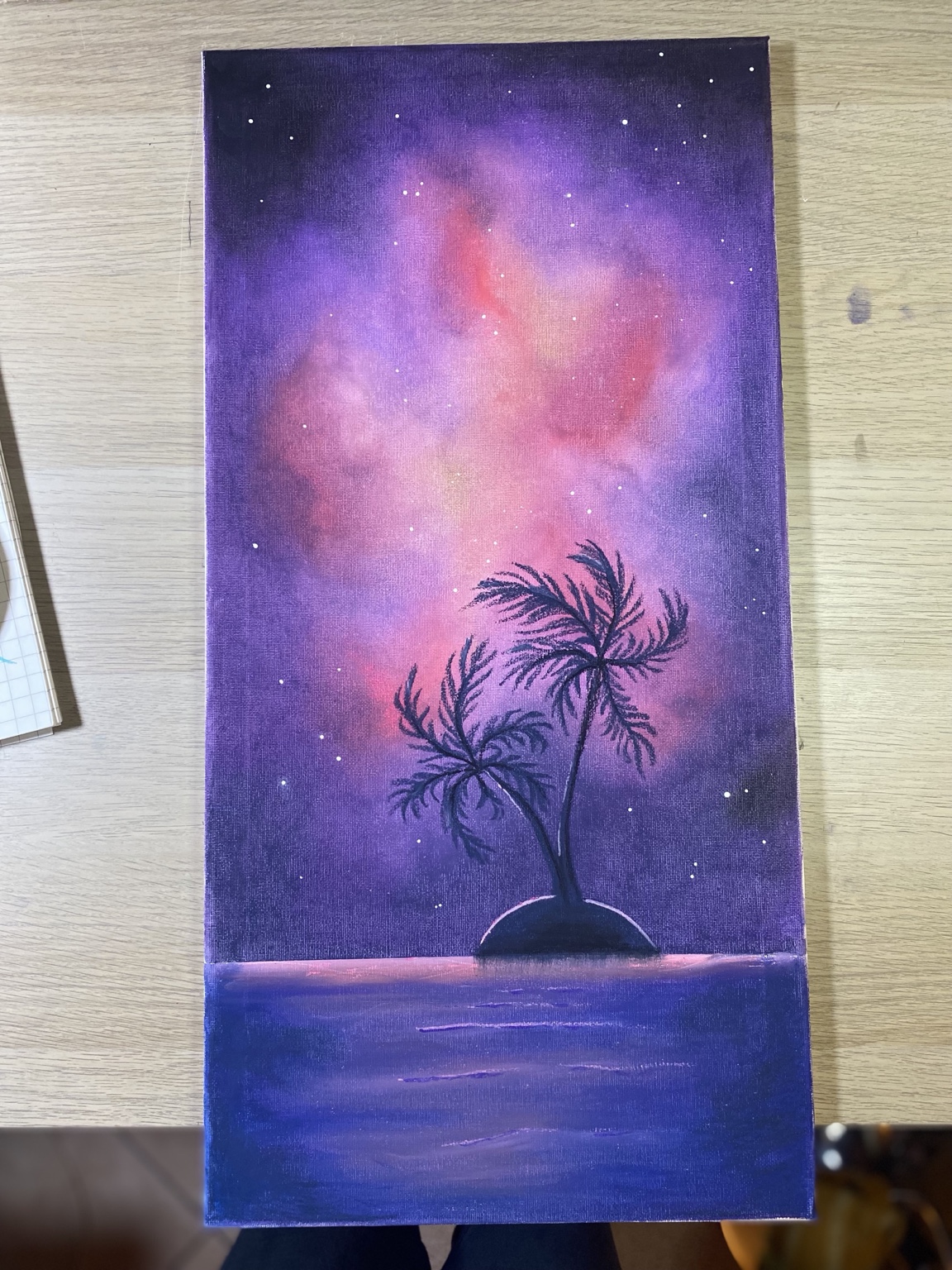 Palme sotto un cielo cosmico